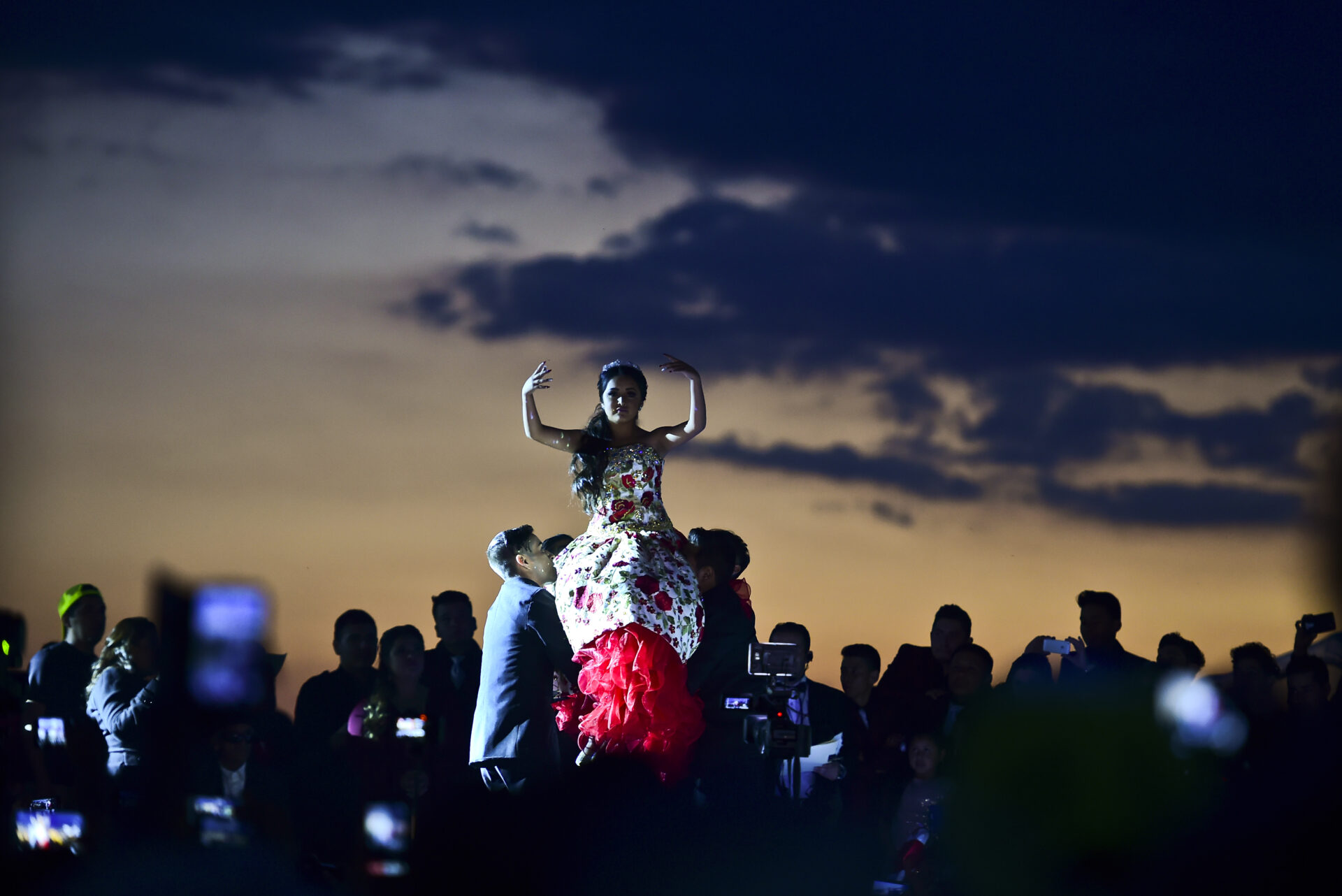 Rubi Ibarra (C)dances during her 15th birthday celebrations in Villa Guadalupe, San Luis Potosi State, on December 26, 2016. Rubi, a small-town Mexican teen, welcomed thousands of guests for her 15th birthday party after her parents' video invitation to the milestone event went viral online. / AFP PHOTO / RONALDO SCHEMIDT