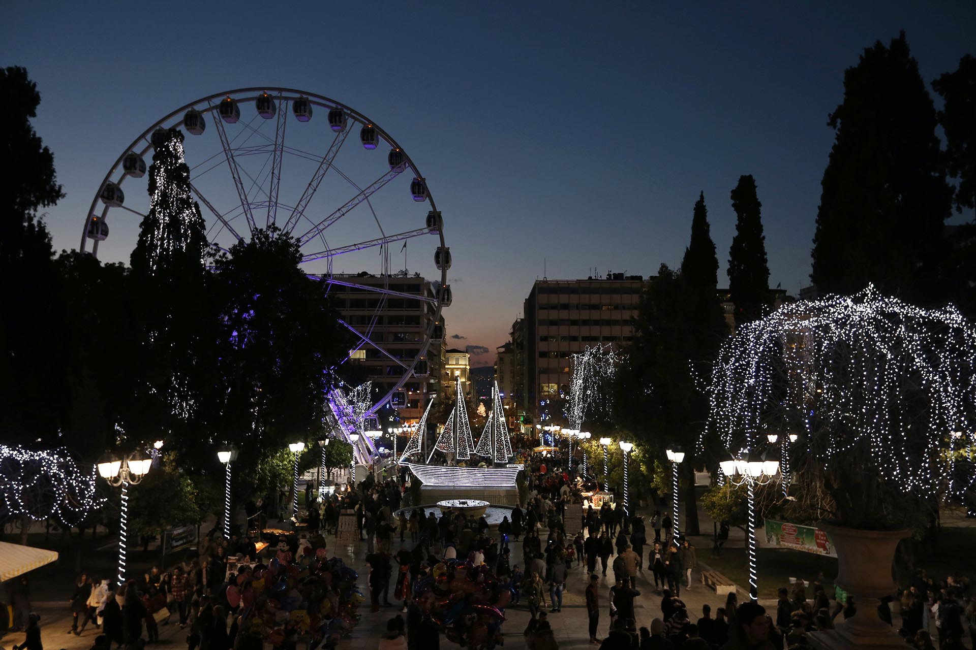 People make their way to the illuminated Syntagma square on Christmas eve in Athens, Greece, December 24, 2016. REUTERS/Michalis Karagiannis