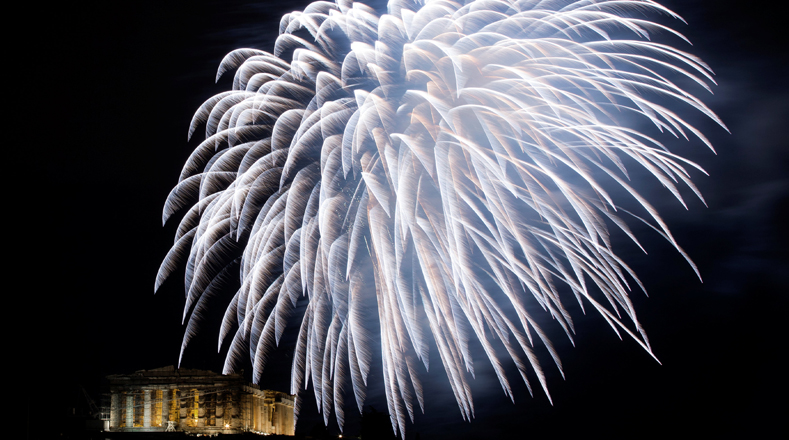 Fireworks explode over the ancient Parthenon temple atop Acropolis hill during New Year's day celebrations in Athens, Greece, January 1, 2017. REUTERS/Alkis Konstantinidis