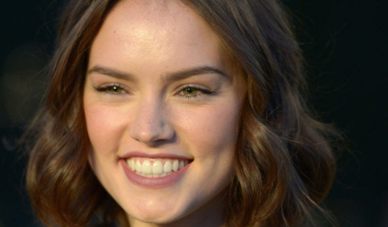 La sorprendente y hermosa apariencia de Daisy Ridley en su nueva película «Hamlet»