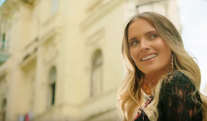 ¡Talento criollo! Kimberly Dos Ramos es la protagonista del nuevo video de Yandel, Play-N-Skillz y Messiah 