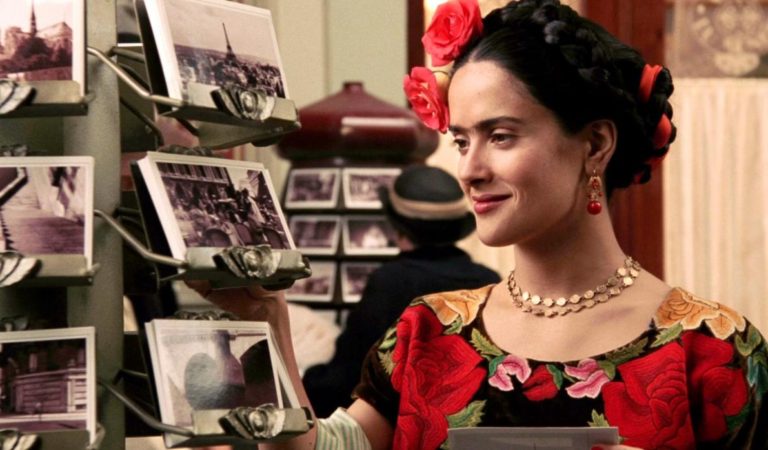 Salma Hayek también se pronuncia en contra de Mattel por la creación de la «Barbie Frida»