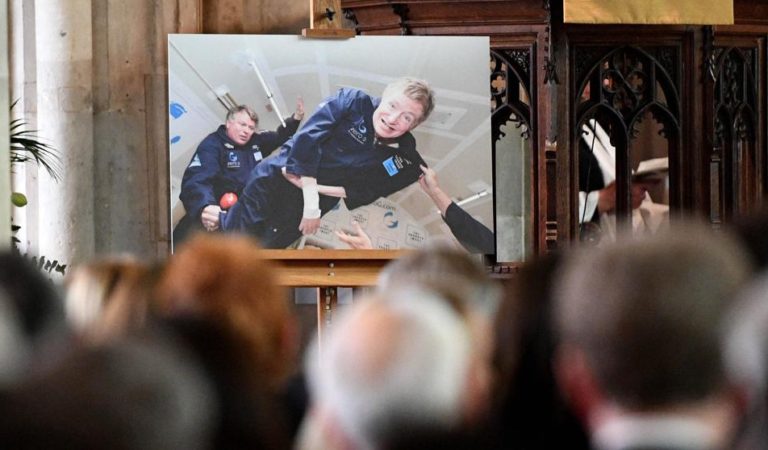 Con una emotiva ceremonia le dan el último adiós a Stephen Hawking ?
