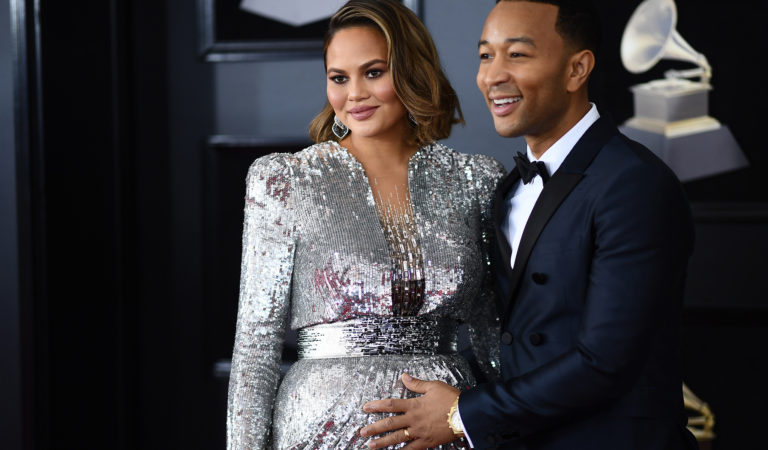Chrissy Teigen se disculpa por haber acosado a varios famosos en internet