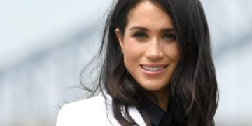 la duquesa de Sussex llamó la atención por volver a romper el estricto protocolo real de vestuario.