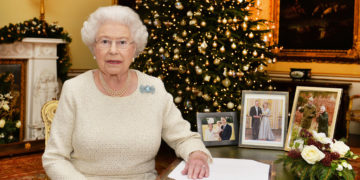 reina isabel madre meghan markle