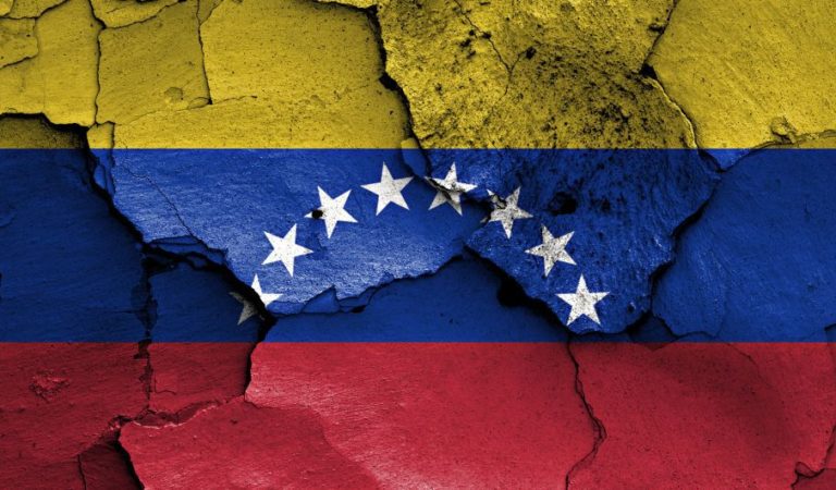 ¡Pa’ llorar a moco suelto! Joven venezolano interpreta una canción dedicada a los inmigrantes venezolanos
