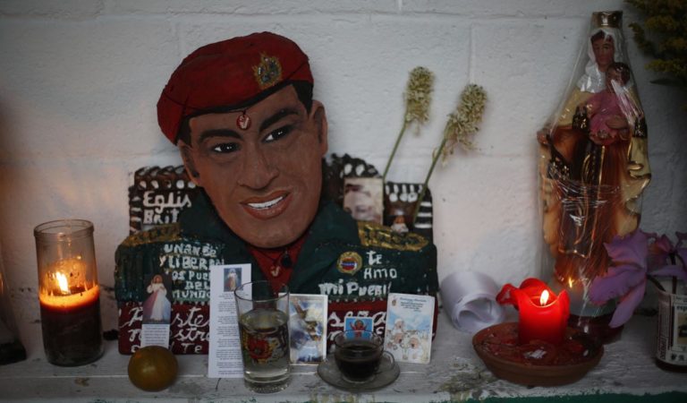 Contactan a Hugo Chávez «del más allá» para preguntarle por el futuro de la revolución ??