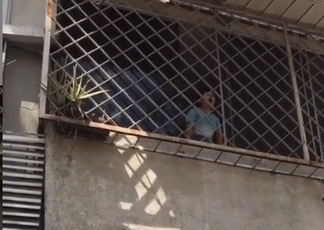 ¡Con consignas de cambio! Un mini-líder político guió a los ciudadanos que marcharon en Caracas el #02Feb