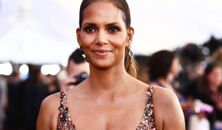 Halle Berry mostró su nuevo tatuaje con una foto topples ???