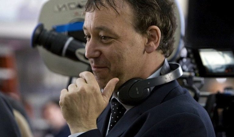 Guionistas de «Un lugar tranquilo» se unen a Sam Raimi para trabajar en un thriller de ciencia ficción