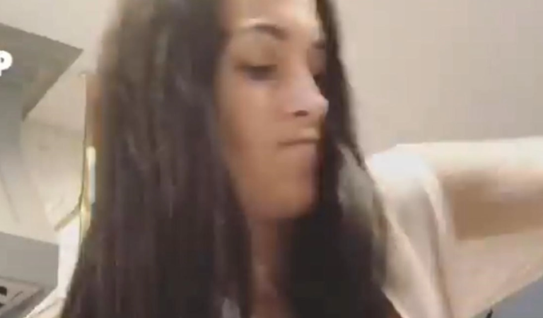 Luchadora de la WWE mostró un pezón accidentalmente en un Instagram Live