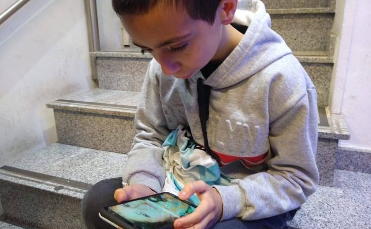 La triste historia de Gino, el niño que ofreció sus ahorros para recuperar las fotos de su mamá