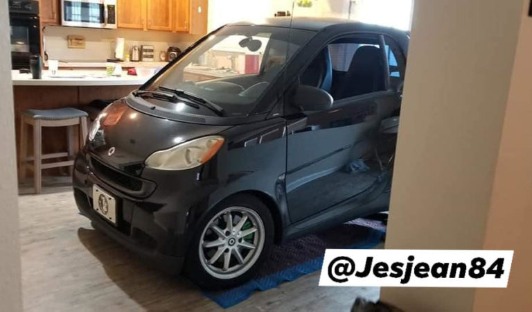 Hombre precavido: estacionó su vehículo en la cocina para salvarlo del huracán Dorian [VIRAL]??