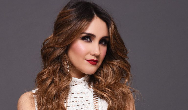 Dulce María mostró por primera vez el rostro de su hija ???