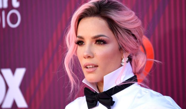 Usó el tapabocas pero se le olvidó usar sostén: Esta famosa cantante fue pillada por los «morbopaparazzis» [FOTOS]