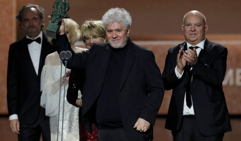 ¿Por un pezón y una gota de leche materna? Este póster de la nueva película de Almodóvar fue censurado por Instagram