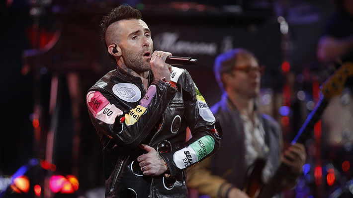 Adam Levine le echó la culpa a la falla de sonido por su molestia y se disculpó con Chile ??