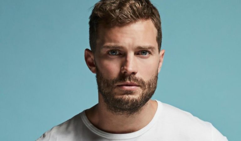 En cuarentena: Jamie Dornan optó por vestirse de mujer para complacer a sus hijas ??‍♀️