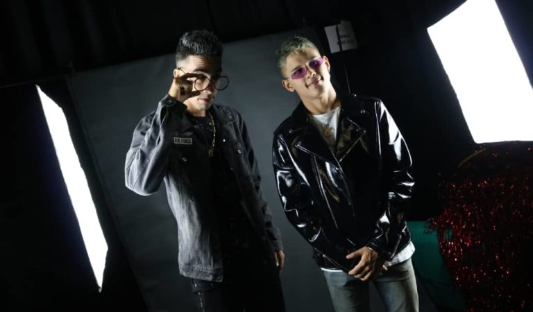 Adrián y Slicker siguen apostando por el género urbano con su tema «Pégate» ??