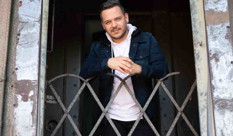 ¡Interesante! Jhonnie Griffin estrenó su libro «Al Diablo con la Oficina» ❌?