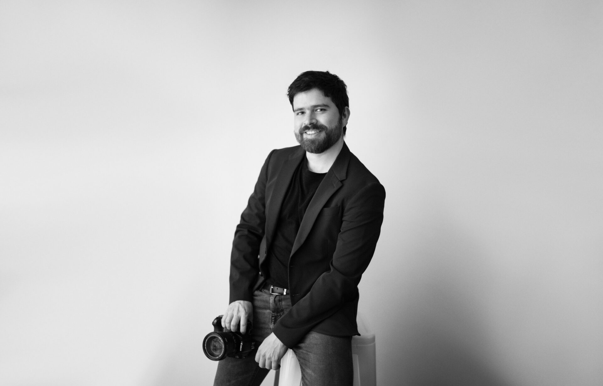 Dentro y fuera de Venezuela: Alexander Albarrán arrasa con sus producciones audiovisuales ??