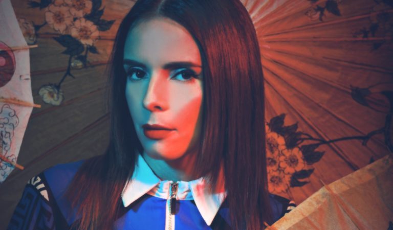 ¡Nuevo lanzamiento! Irazú y su amor por el pop “De Otra Dimensión” ??