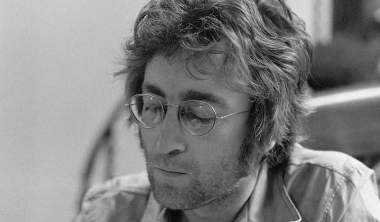La equivocada boleta escolar de un joven estudiante que no vio venir a una leyenda musical: Jonh Lennon