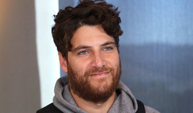 Adam Pally será John Belushi en una biopic del comediante