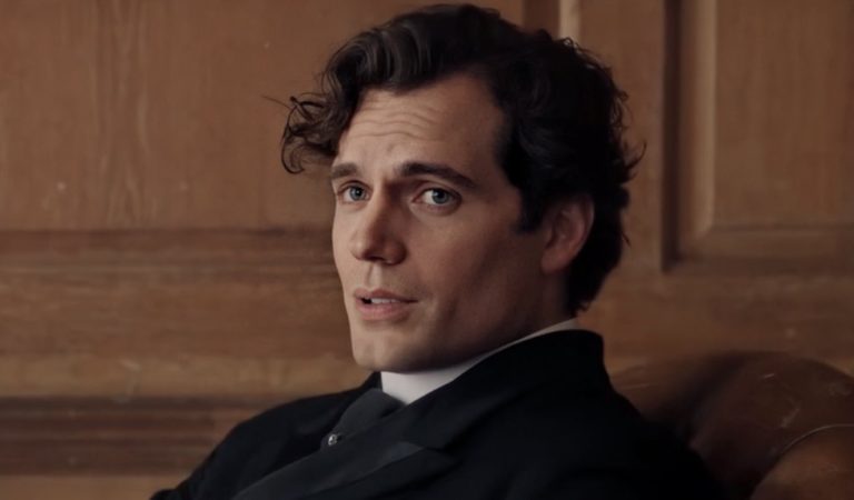 Henry Cavill rompe la Internet con su versión de Sherlock Holmes