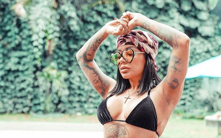 ¡Ay chamo! Por poco se le escapa un pezón a Yeilove [VIDEO]