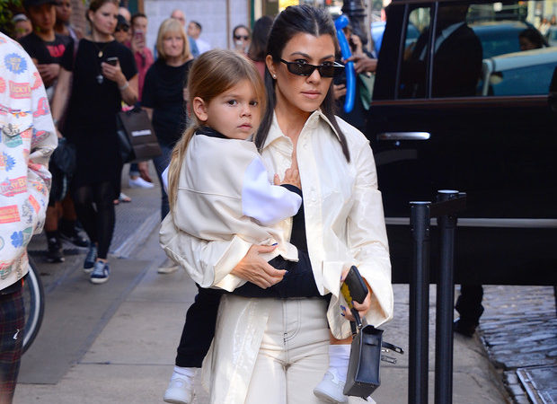 ¡Qué fuerte! El hijo de Kourtney Kardashian se deshizo de su melena por sufrir bullying ??