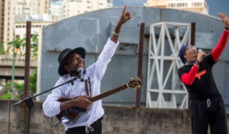 «Gracias por sonreír y aplaudir desde sus ventanas»: Bitoqueao combate el confinamiento con su música ??