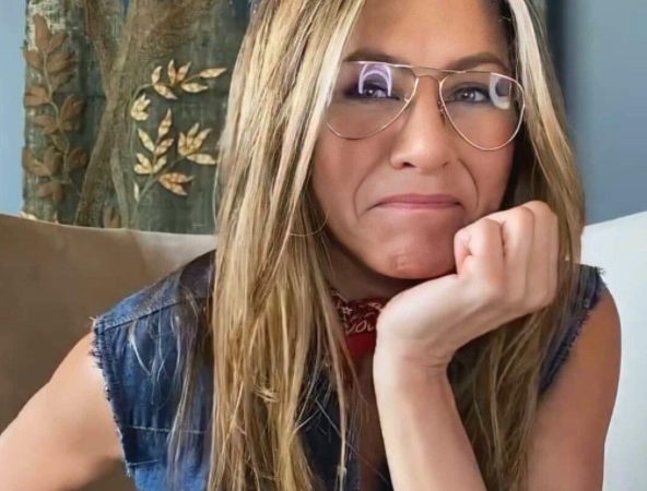 En bata y con copa en mano: Así se preparó Jennifer Aniston para los premios Emmy 2020 ??