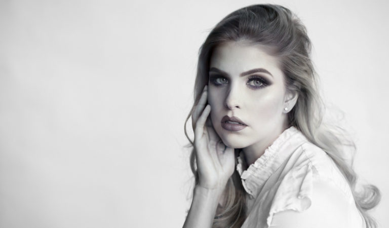 Yessi Hernández gana dos Premios HOLA en Nueva York