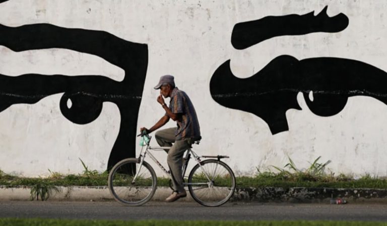 Ojos de Chávez llegan a una valla publicitaria de Miami ???