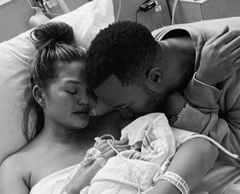 Chrissy Teigen capturó el triste momento en que perdió a su tercer hijo [FOTOS]