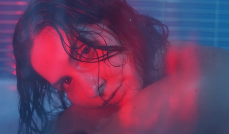 ¡Crece la industria! Daniela Richani se estrena con el lanzamiento de «Fluye» ??