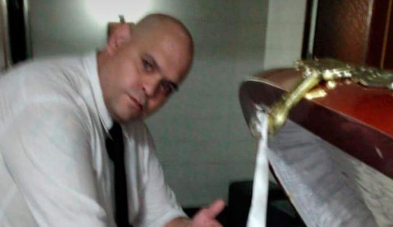 Arrestan a empleado de funeraria que fotografió y viralizó el cadáver de Maradona [CAPTURA]