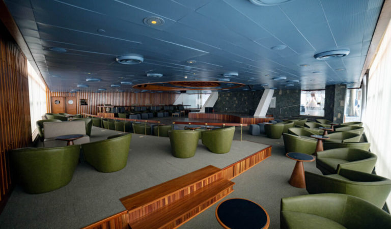 ¿Se te sube la bilirrubina? En el hotel Humbolt te la bajan con música y con cócteles servidos en bolsas clínicas [VIDEO]