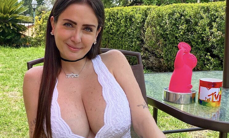 Celia Lora causa suspiros al posar en bikini junto a otra mujer