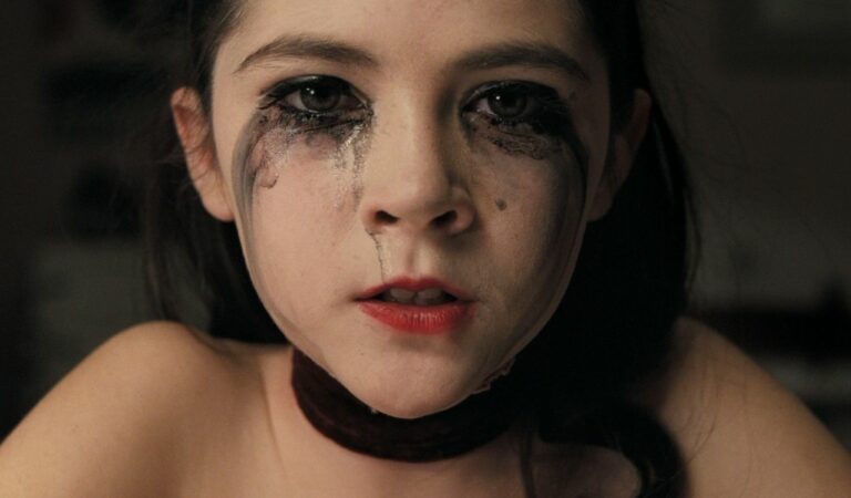 Isabelle Fuhrman comparte foto llena de sangre durante el rodaje de la precuela de «La Huérfana»