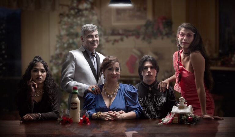 De donde emerge lo grotesco: «A Mamá», un drama cómico y trágico