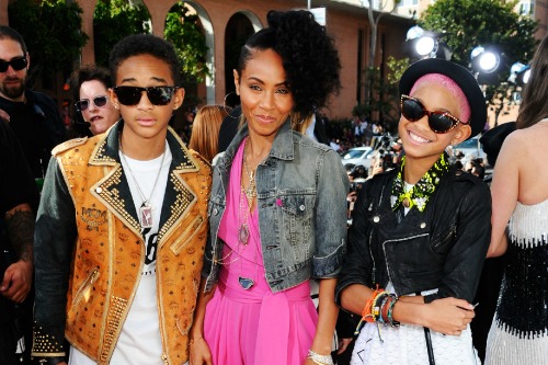 «Tienes que sentarte, aceptarlo y lidiar con eso»: Jada Pinkett lamenta que sus hijos fueran famosos desde pequeños ❌⭐