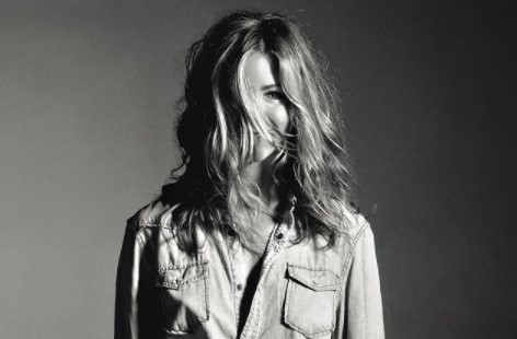 «Recordatorio para darte un poco de amor»: Jennifer Aniston y su acrobática foto en traje de baño ??