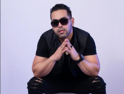 Traspasando fronteras: Jhonel firmó contrato con una disquera española ??