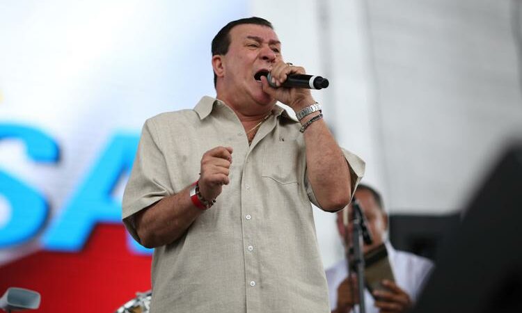 Expulsan a fanático del funeral de Tito Rojas por irrespetuoso gesto