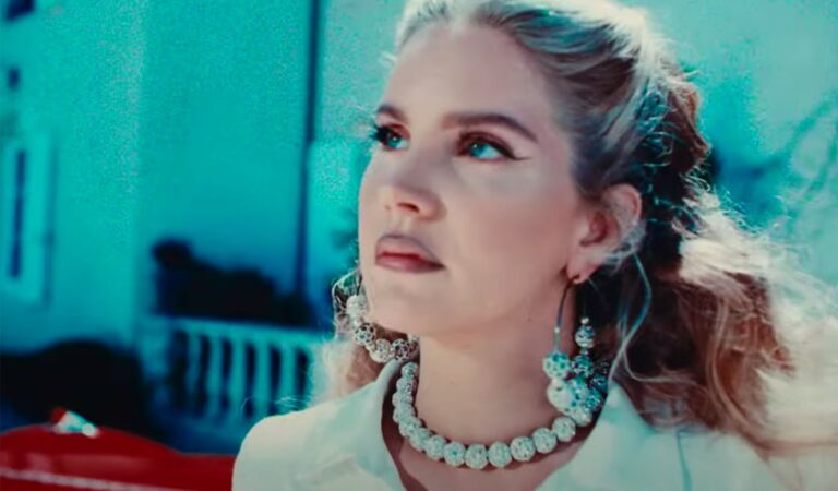 Lana del Rey anunció el lanzamiento del disco «Chemtrails Over The Country Club» ??