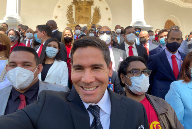 Winston Vallenilla se estrenó como diputado rodilla en tierra y las redes no lo perdonaron