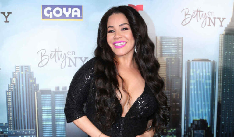 Carolina Sandoval olvidó que no llevaba brasier y sus pechos casi quedaron al descubierto ??